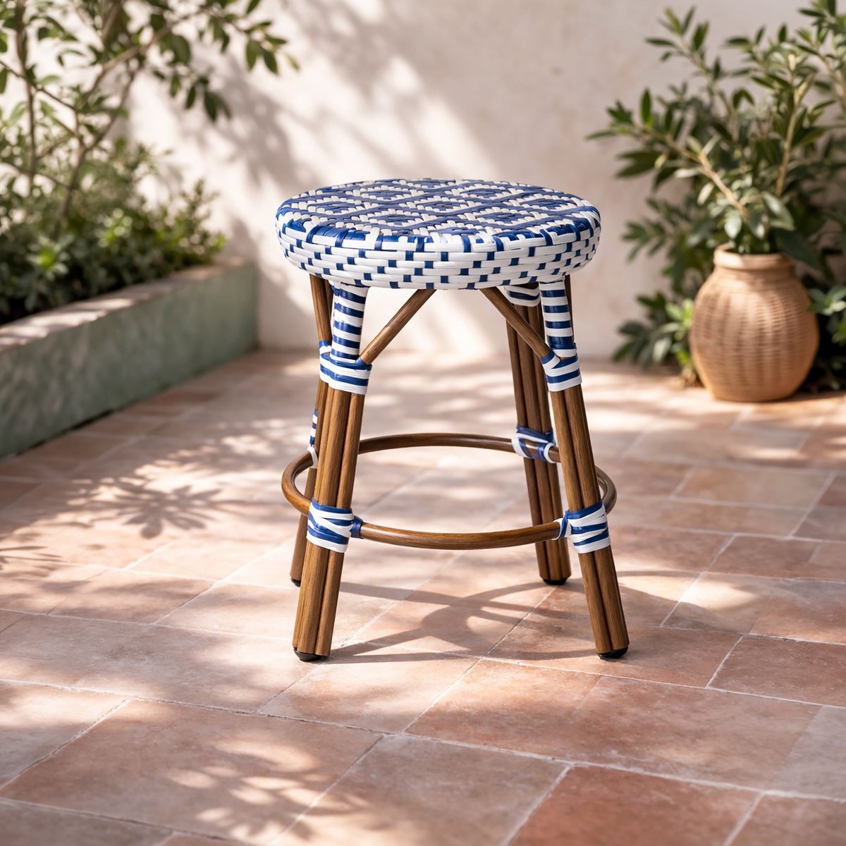 Tabouret bas effet rotin naturel, SCALA bleu, NOW'S HOME