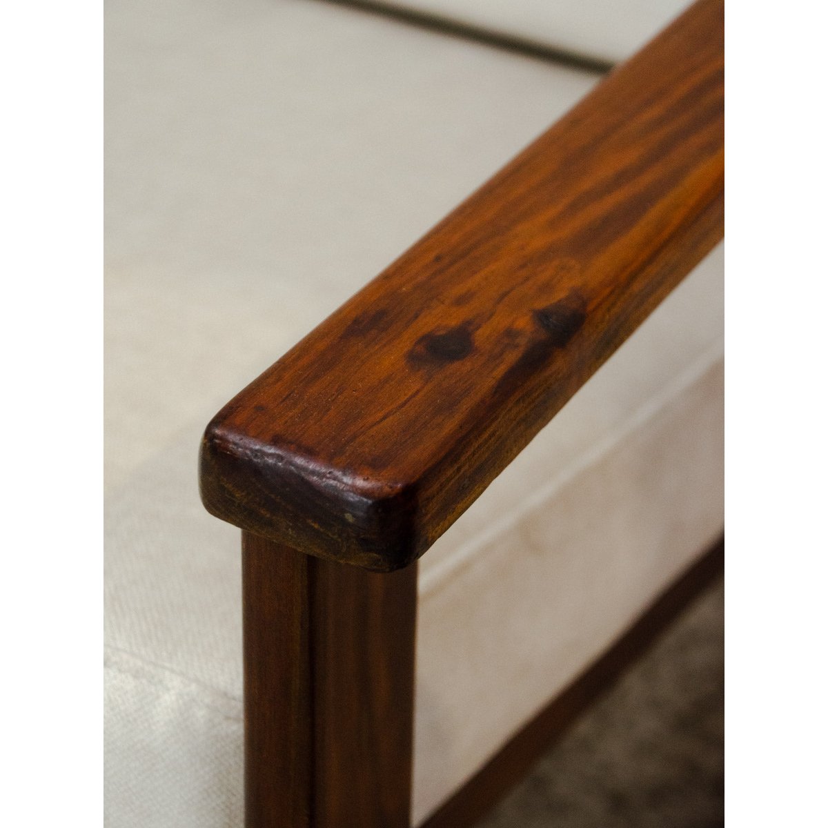 Fauteuil en pin et tissu Jakob N°1445 - Bon état bois foncé, DEBONGOUT