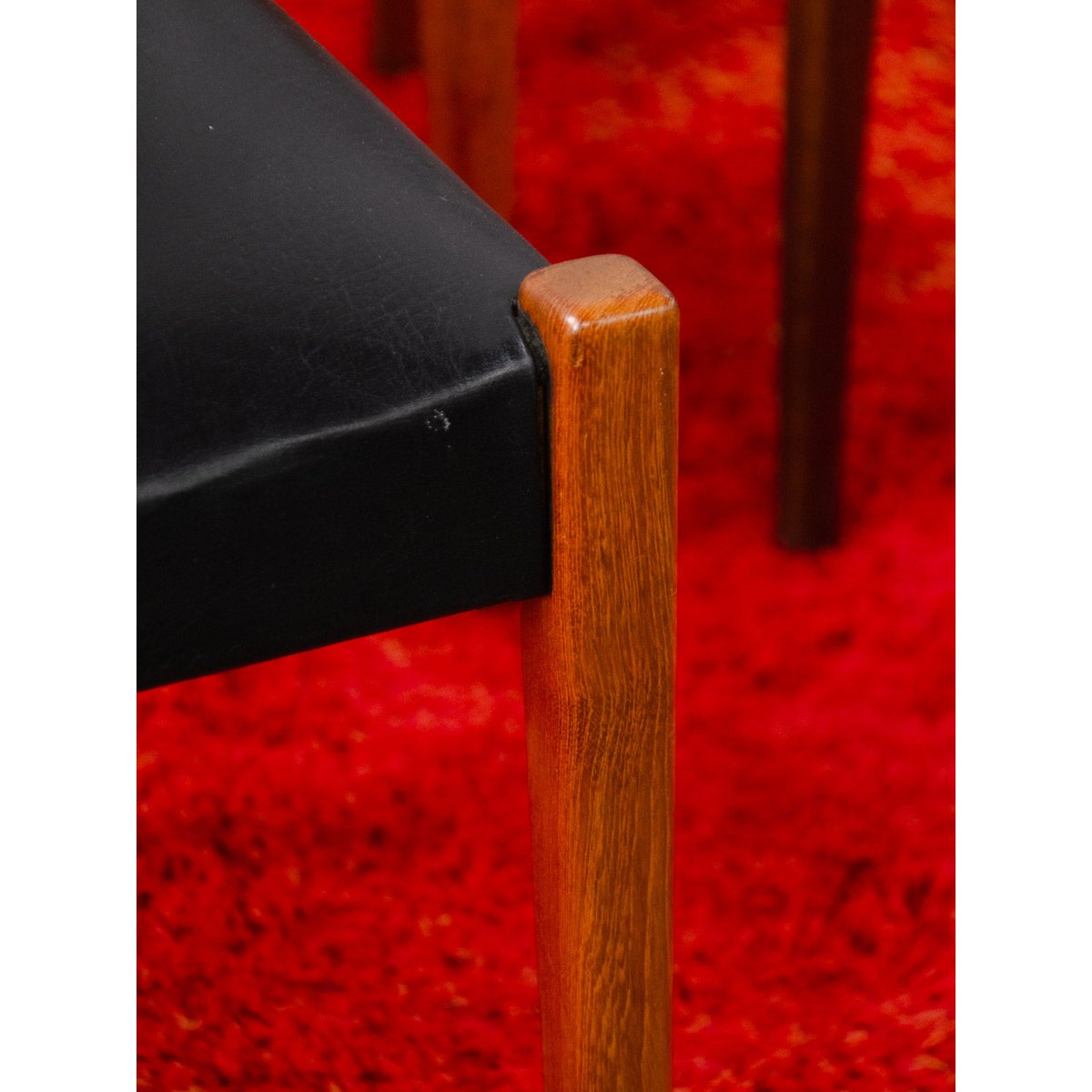 Lot de 4 chaises en teck et skaï Alma N°2129 - Bon état bois clair, DEBONGOUT