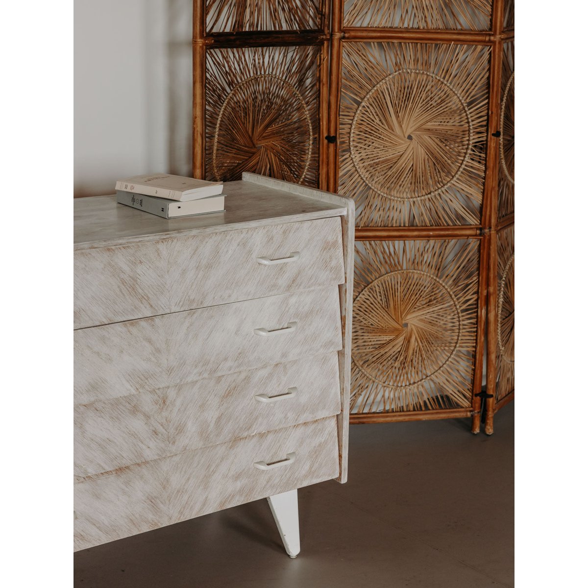 Jolie commode en bois teinté couleur crème Olga N°1109 - Bon état crème, DEBONGOUT