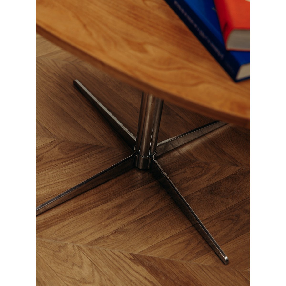 Table basse ovale au piétement métallique Donna N°987 - Bon état bois clair, DEBONGOUT