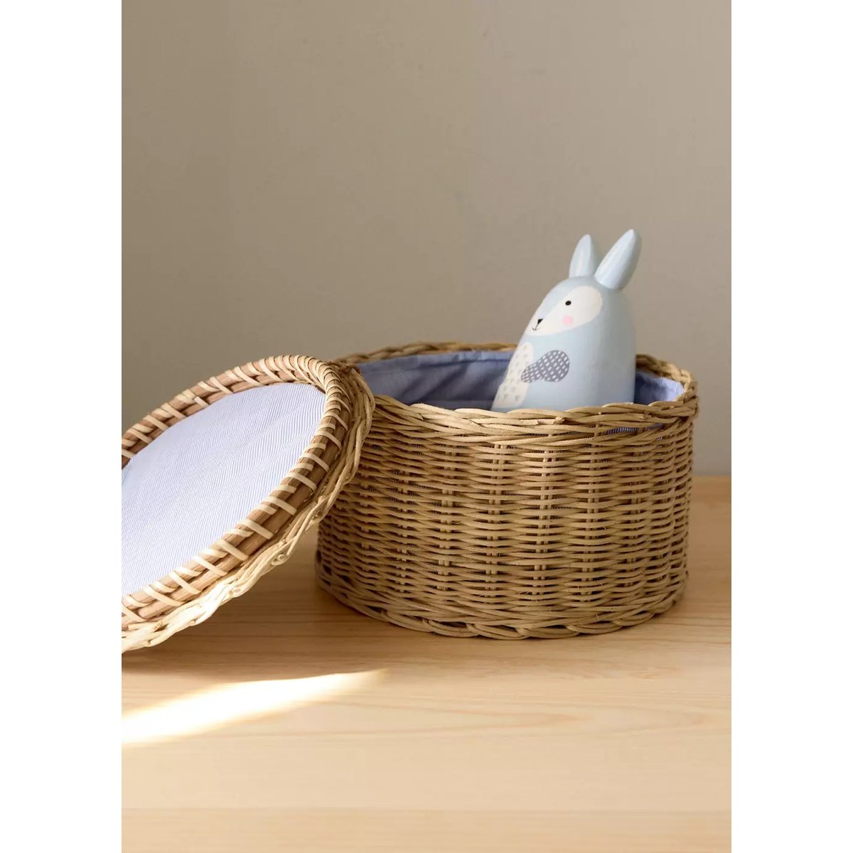 Panier en rotin avec intérieur en coton seersucker marron, MANGO HOME
