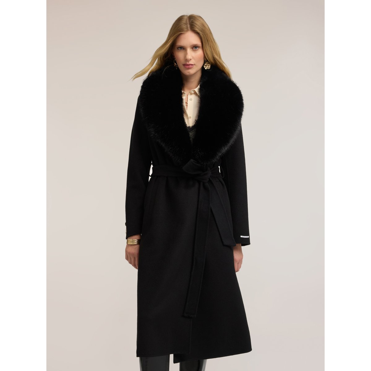 Manteau ceinturé noir, MOTIVI