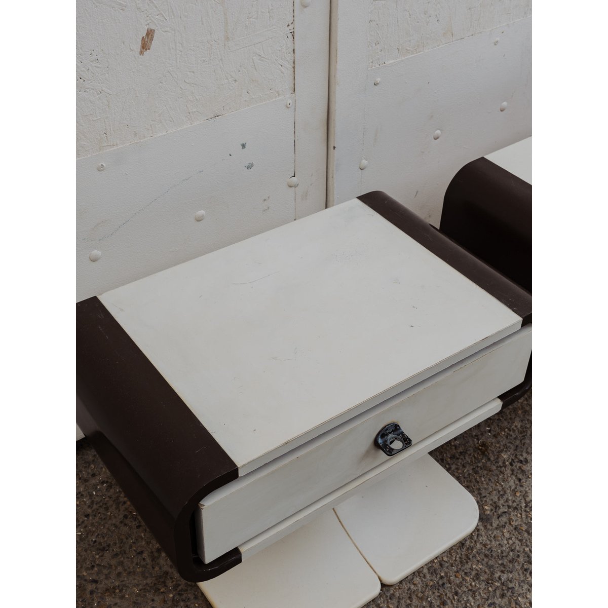 Paire de tables de chevet des années 70 Maïa N°1485 - Bon état blanc, DEBONGOUT