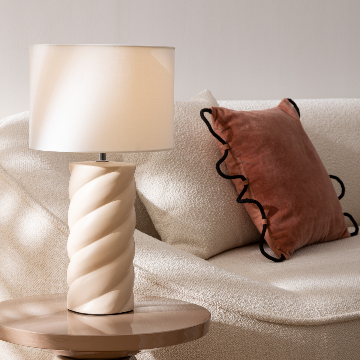 Lampe à poser en céramique torsadée abat-jour en coton NOLY beige, ATMOSPHERA