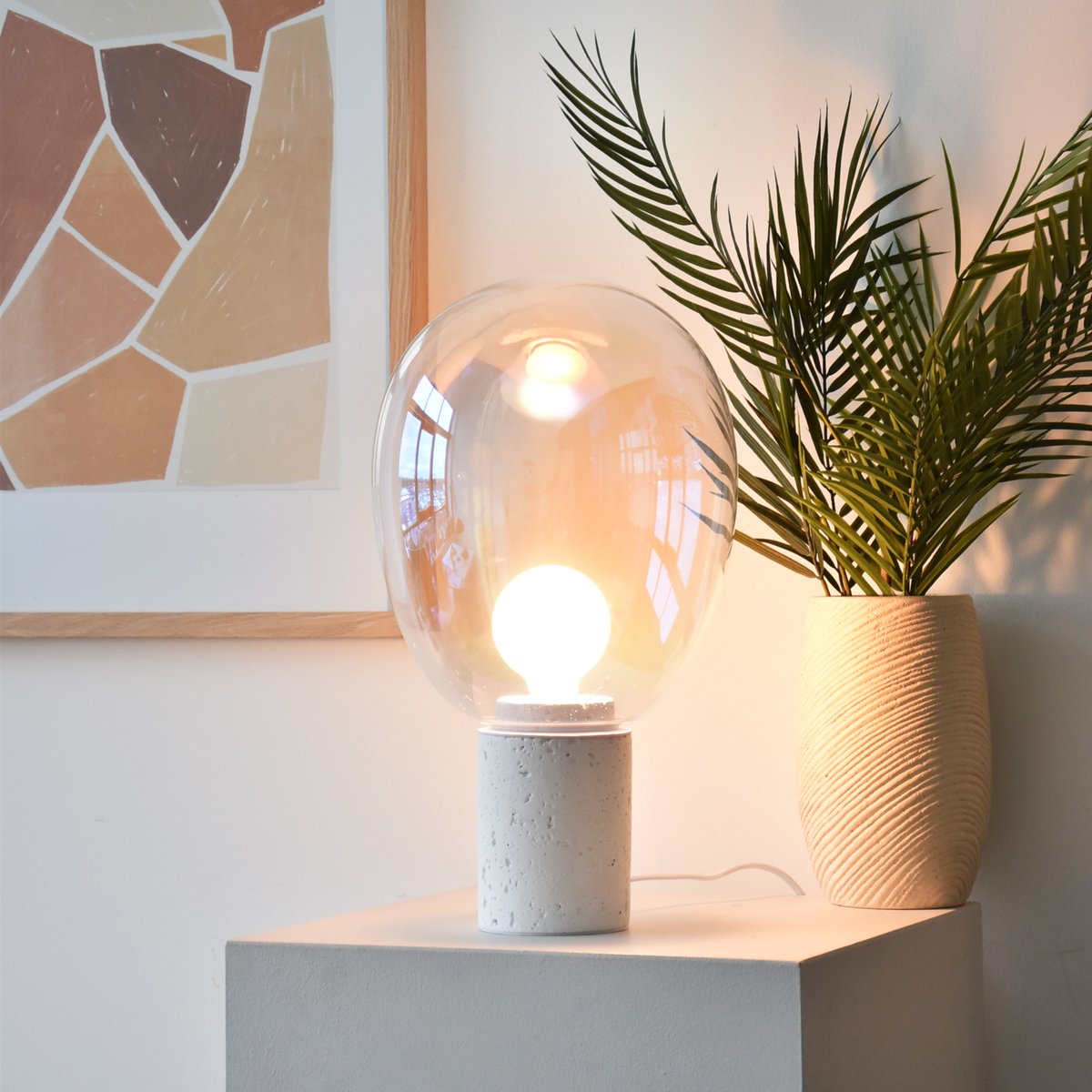 Lampe à poser en verre irisé et béton H43 cm - BULLE blanc, MAISON PAVANE