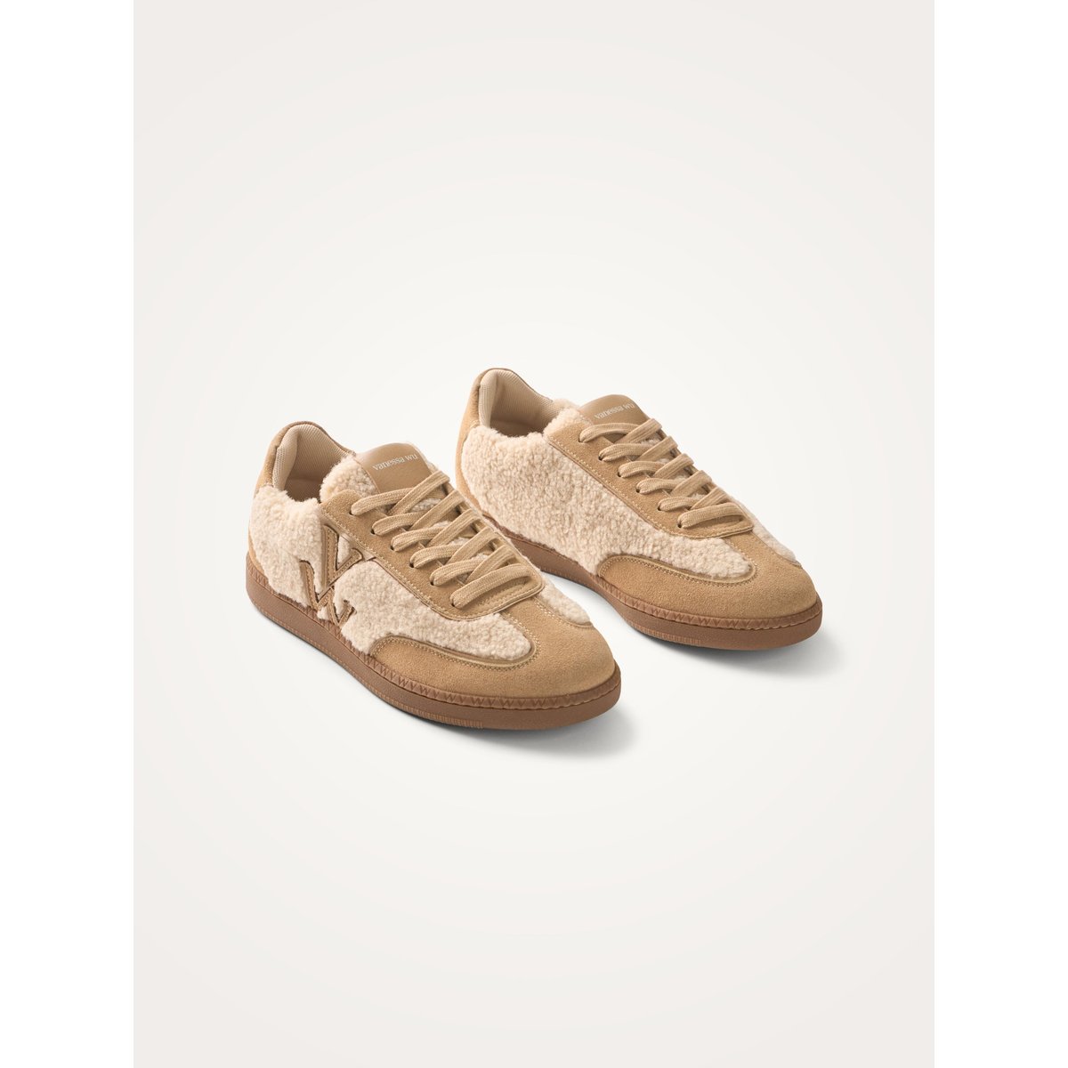 Baskets monogramme à lacets avec semelle rétro AURA Plush beige, VANESSA WU