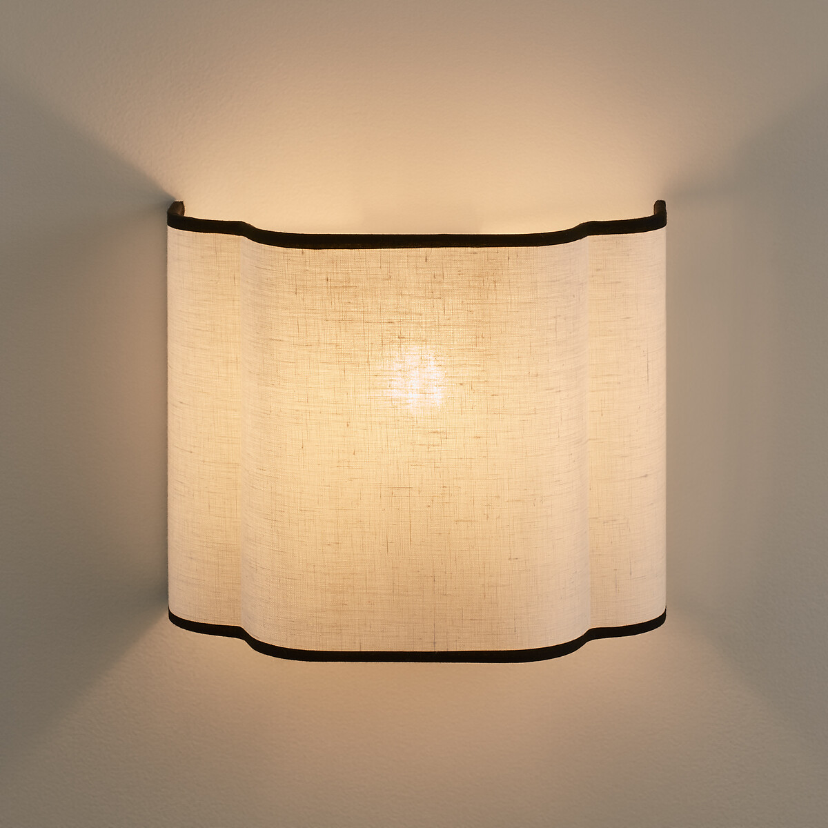 Wandlamp in gewassen linnen, Suso ivoor/zwart, AM.PM