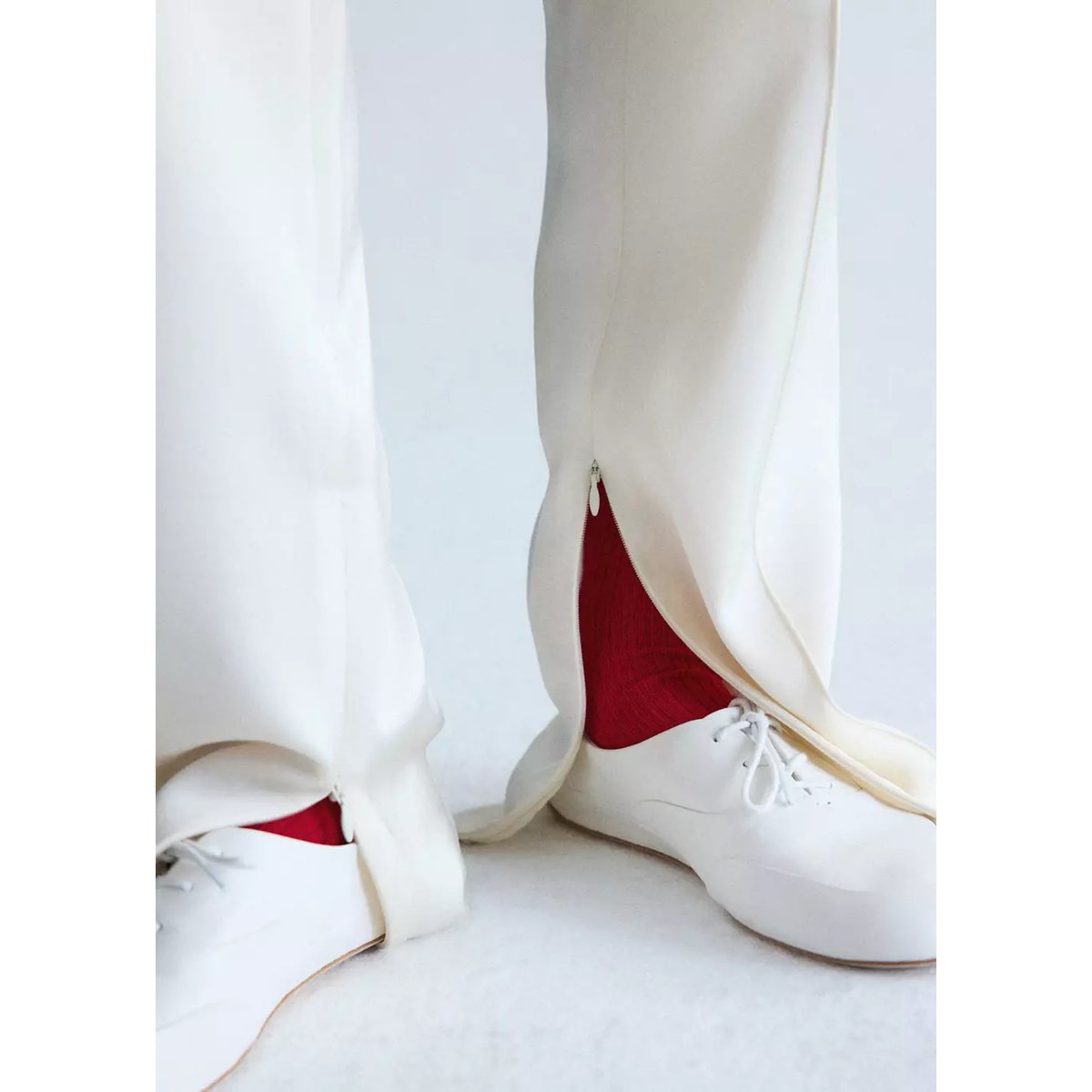 Pantalon satiné fente à l’ourlet écru, MANGO