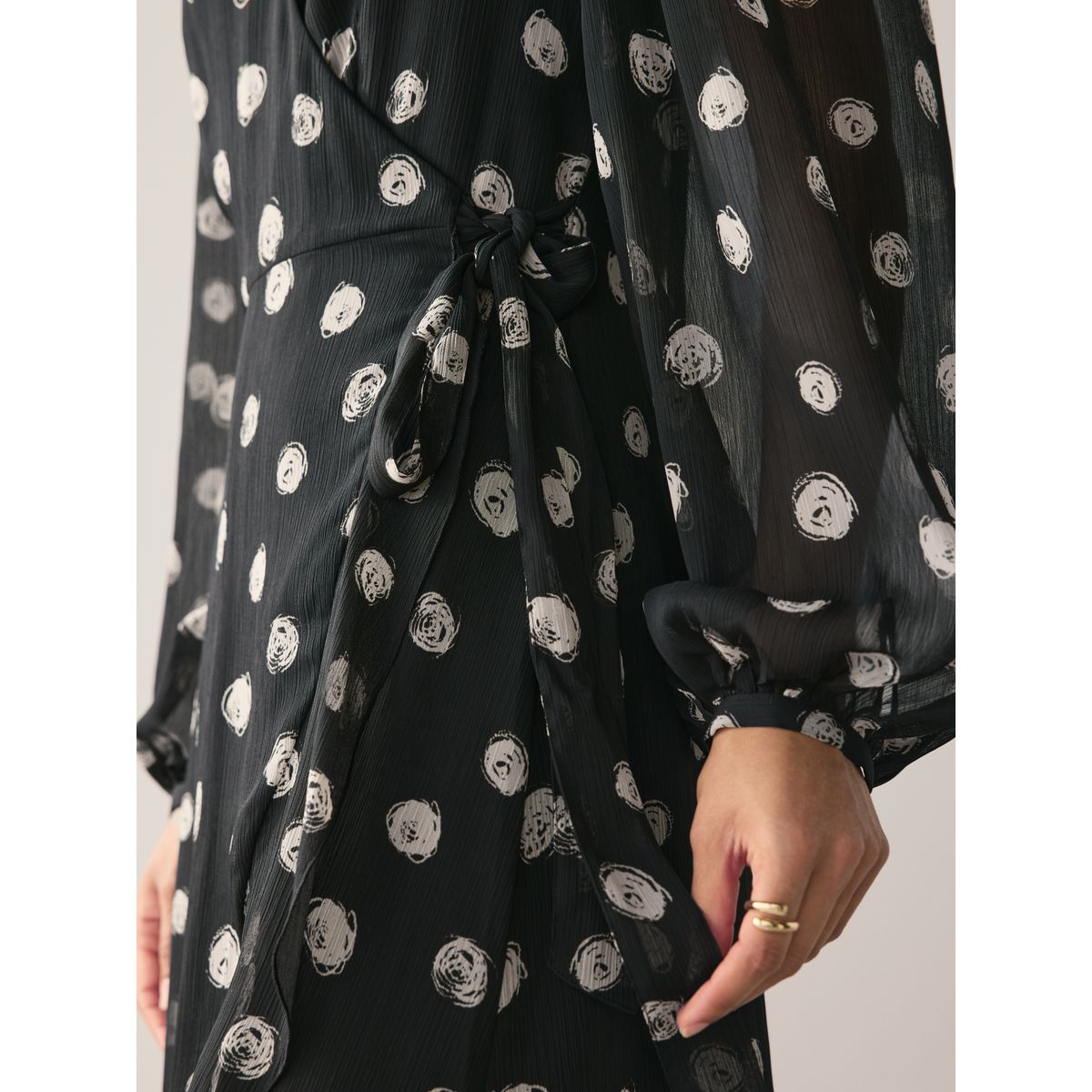 Robe portefeuille mi-longue à manches longues noir/pois blancs, NEXT