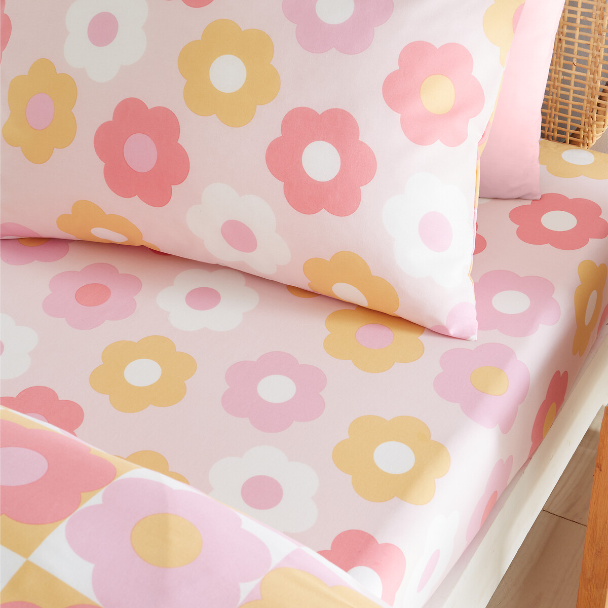 Retro Daisy Fitted Sheet pink, CATHERINE LANSFIELD