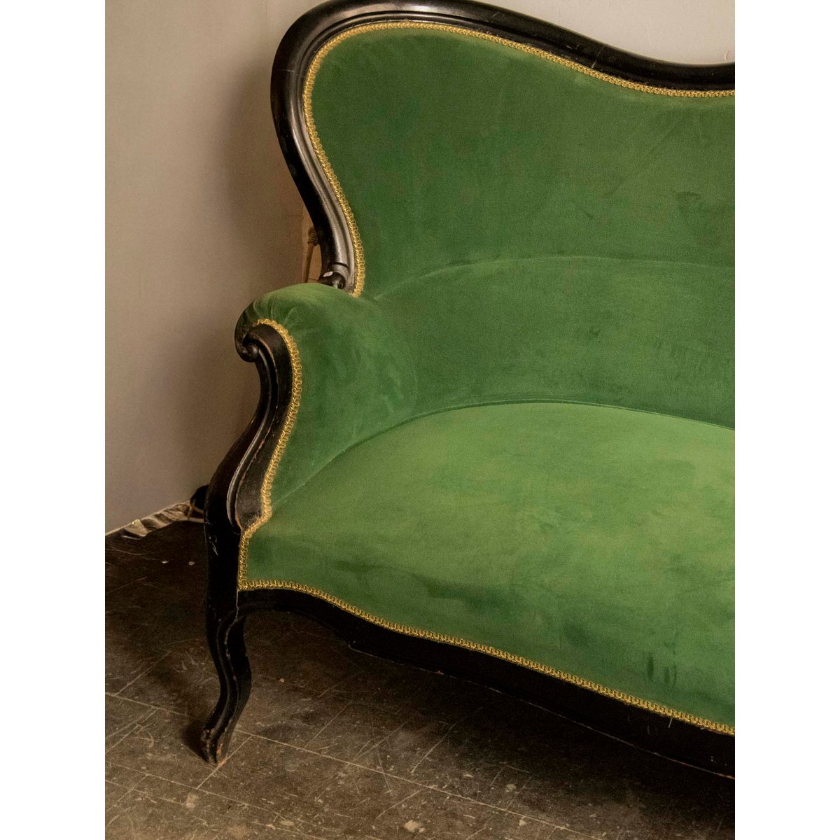 Banquette au style Louis-Philippe en velours retapissé Martine N°57 - Bon état vert foncé, DEBONGOUT