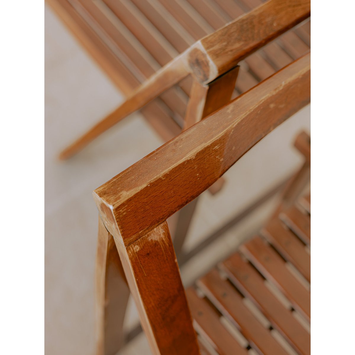 Lot de 4 chaises en bois au design géométrique moderne Claude N°1431 - Bon état bois foncé, DEBONGOUT