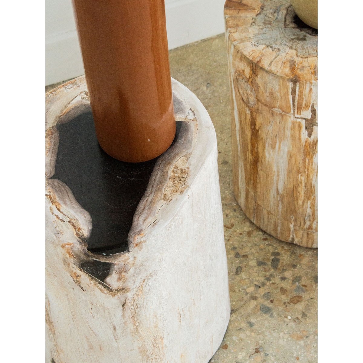 Table d'appoint en bois pétrifié Hanna N°428 - Bon état bois, DEBONGOUT