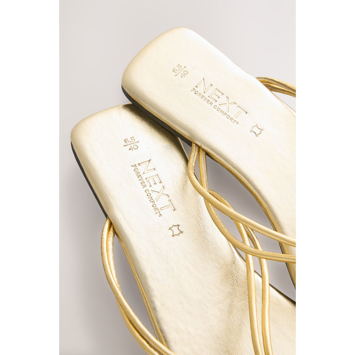 Tongs nouées à bout carré cuir doré, NEXT