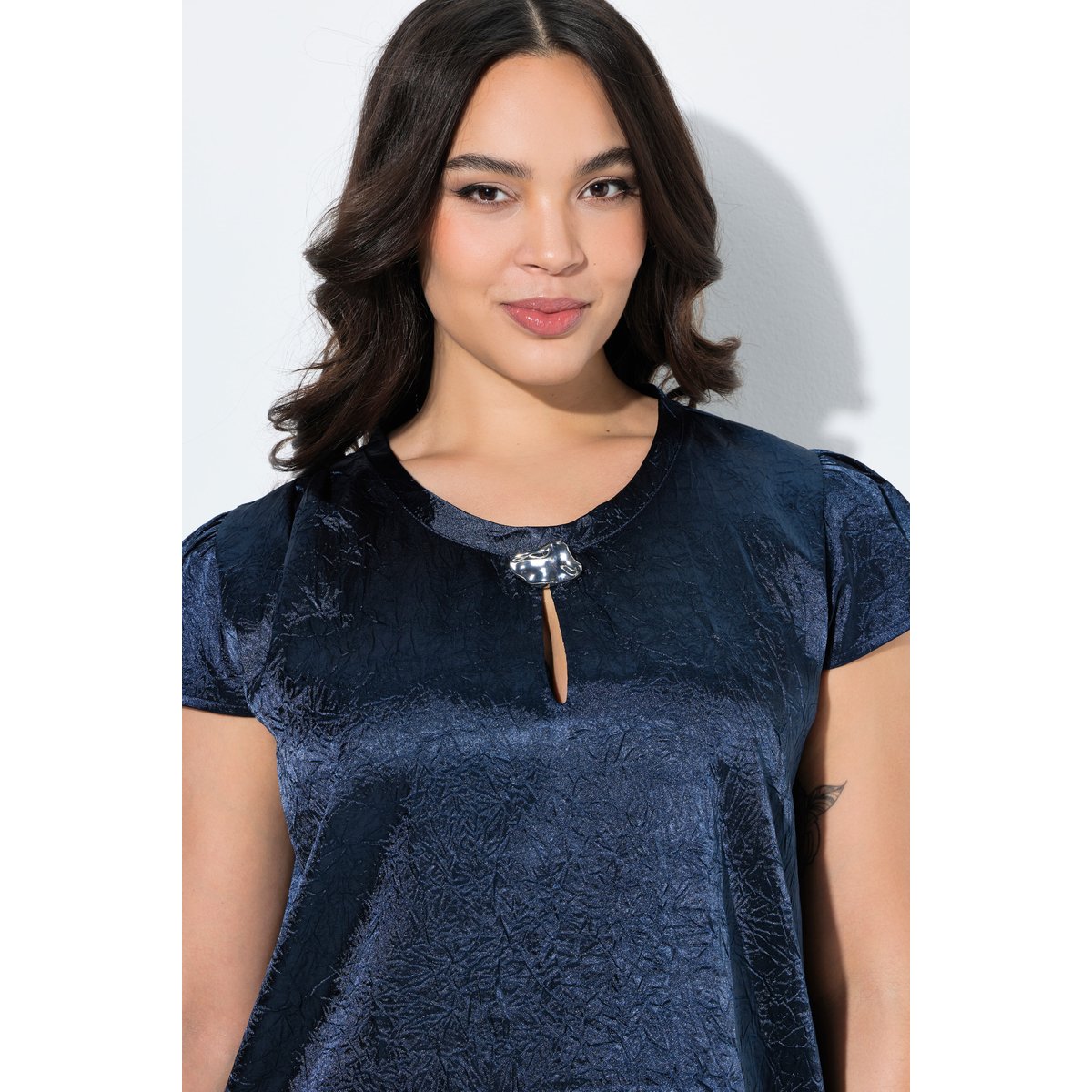 Blouse avec broche marine, ULLA POPKEN