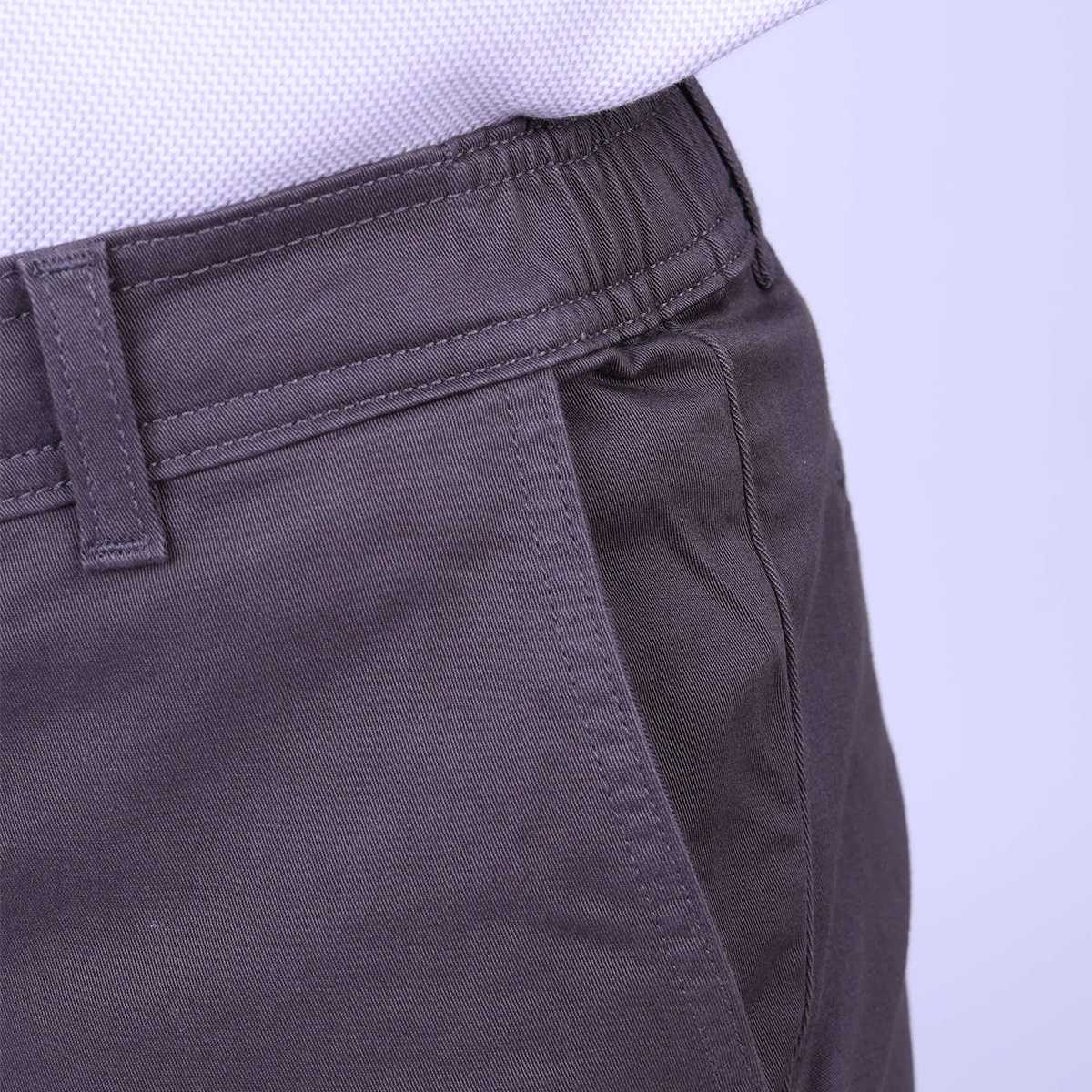 Chino coupe ajustée anthracite, MISE AU GREEN