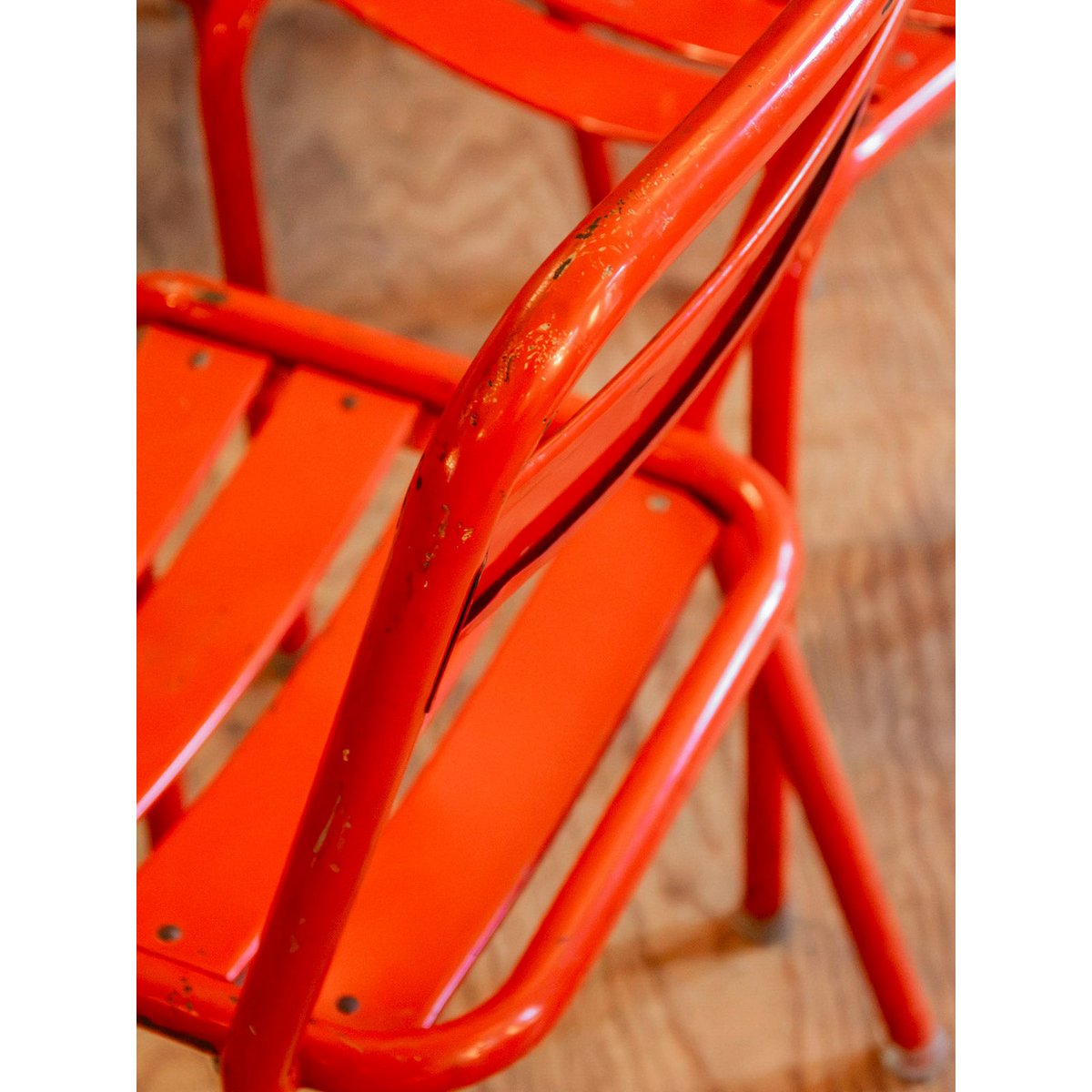 Lot de 6 chaises en métal rouges Alma N°2034 - Bon état rouge, DEBONGOUT