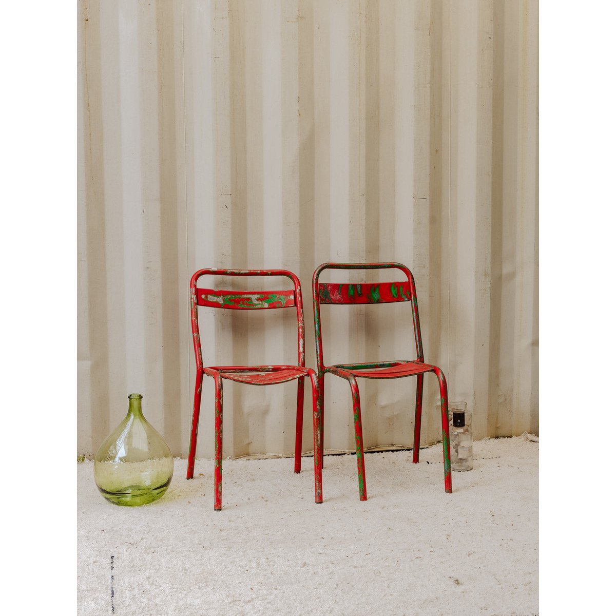 Paire de chaises en métal rouge et vert Alma N°1590 - Bon état rouge, DEBONGOUT