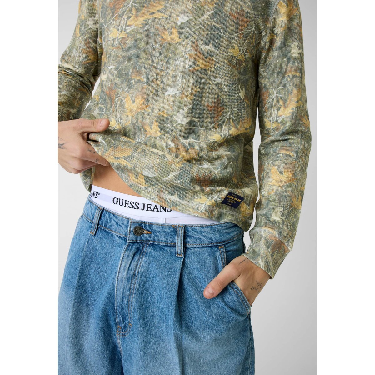 T-Shirt À Imprimé Intégral fantaisie multicolore, GUESS