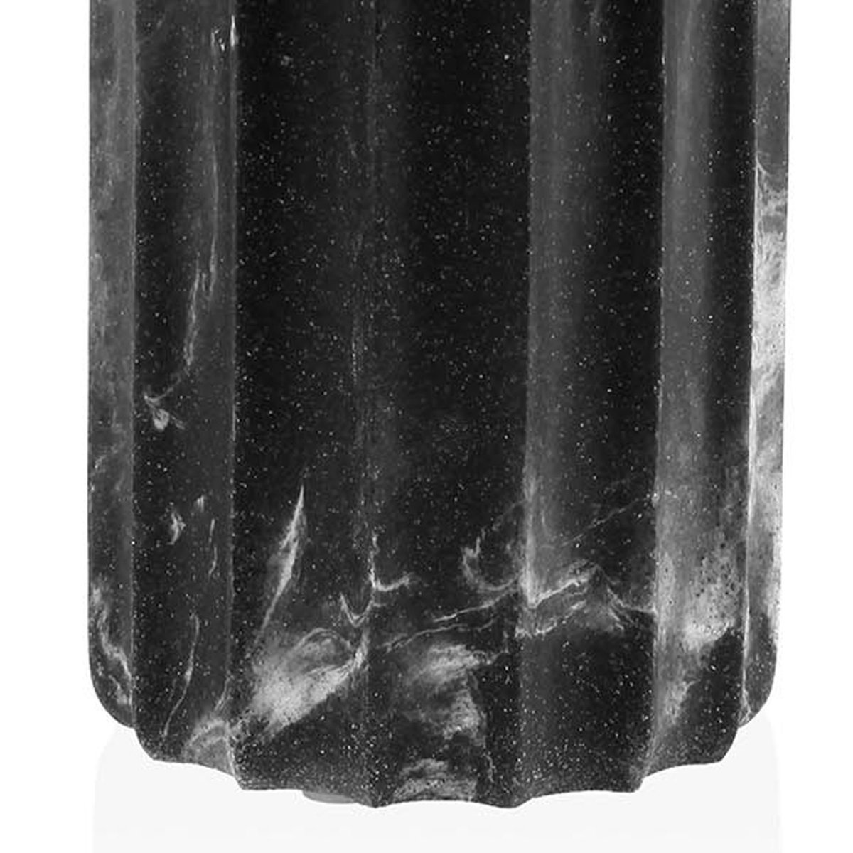 Distributeur de savon en résine effet marbre noir 7x7x16.5cm noir, VERSA