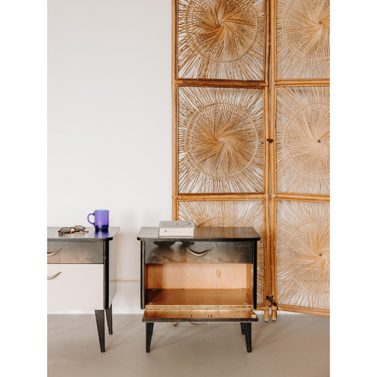 Paire de tables de chevet aux multiples rangements Maïa N°1594 - Bon état bois foncé, DEBONGOUT