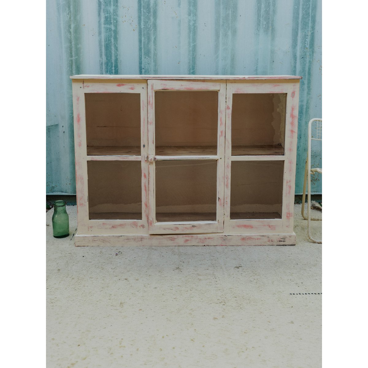 Buffet vitré en bois blanc et rose Gilbert N°1906 - Bon état blanc, DEBONGOUT