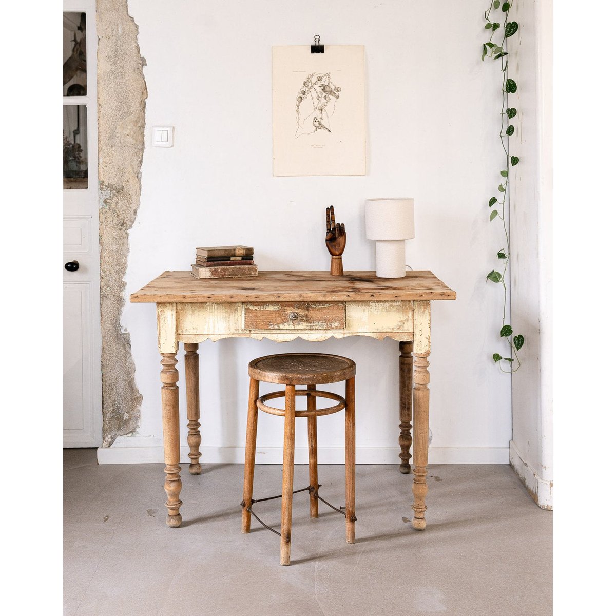 Bureau ancien en bois patiné jaune Edouard N°562 - Bon état bois clair, DEBONGOUT