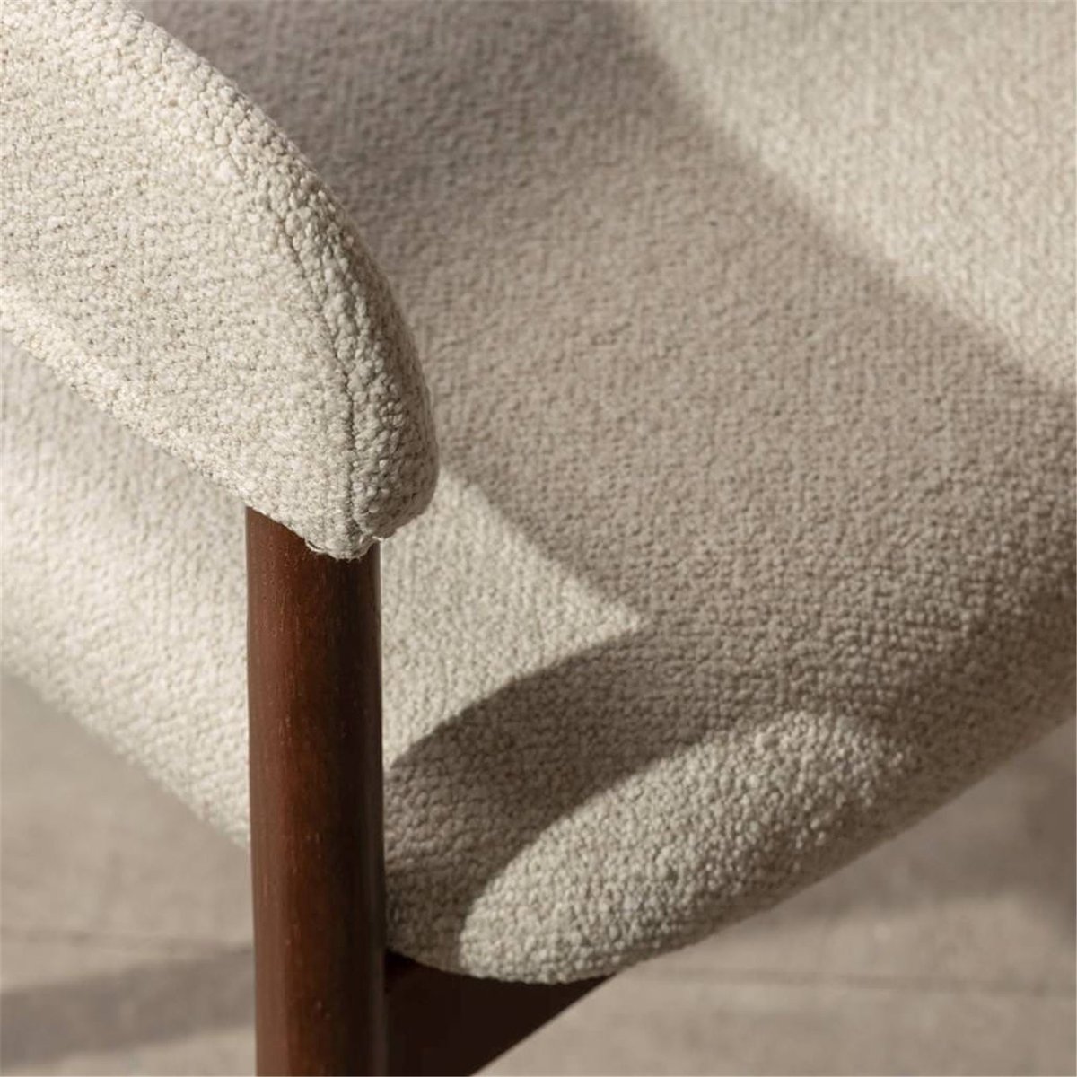 Chaise en bouclé collection LARIS beige foncé et chêne naturel, RECOLLECTION