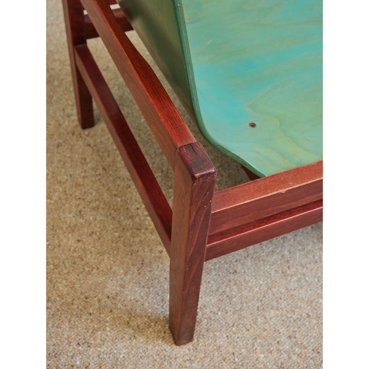 Paire de deux chaises en bois design Alma N°2024 - Bon état vert, DEBONGOUT