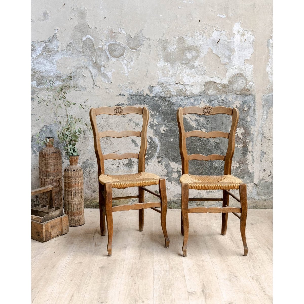 Paire de chaises en bois et paille Claude N°1668 - Bon état bois clair, DEBONGOUT