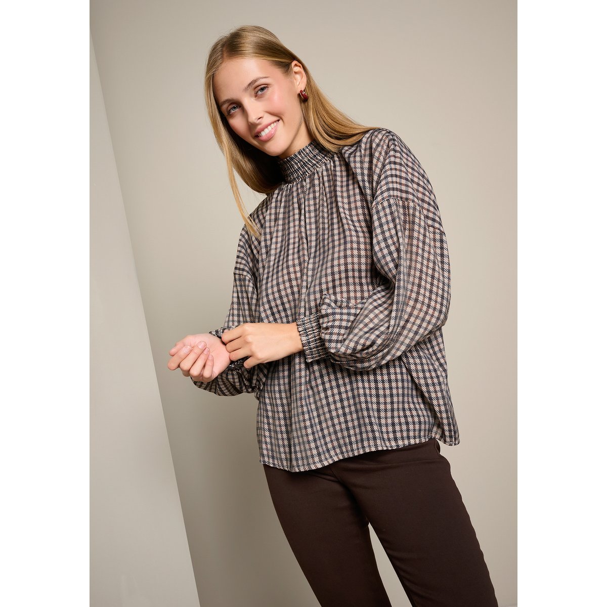 Blouse à carreaux col smocké taupe, LOLALIZA