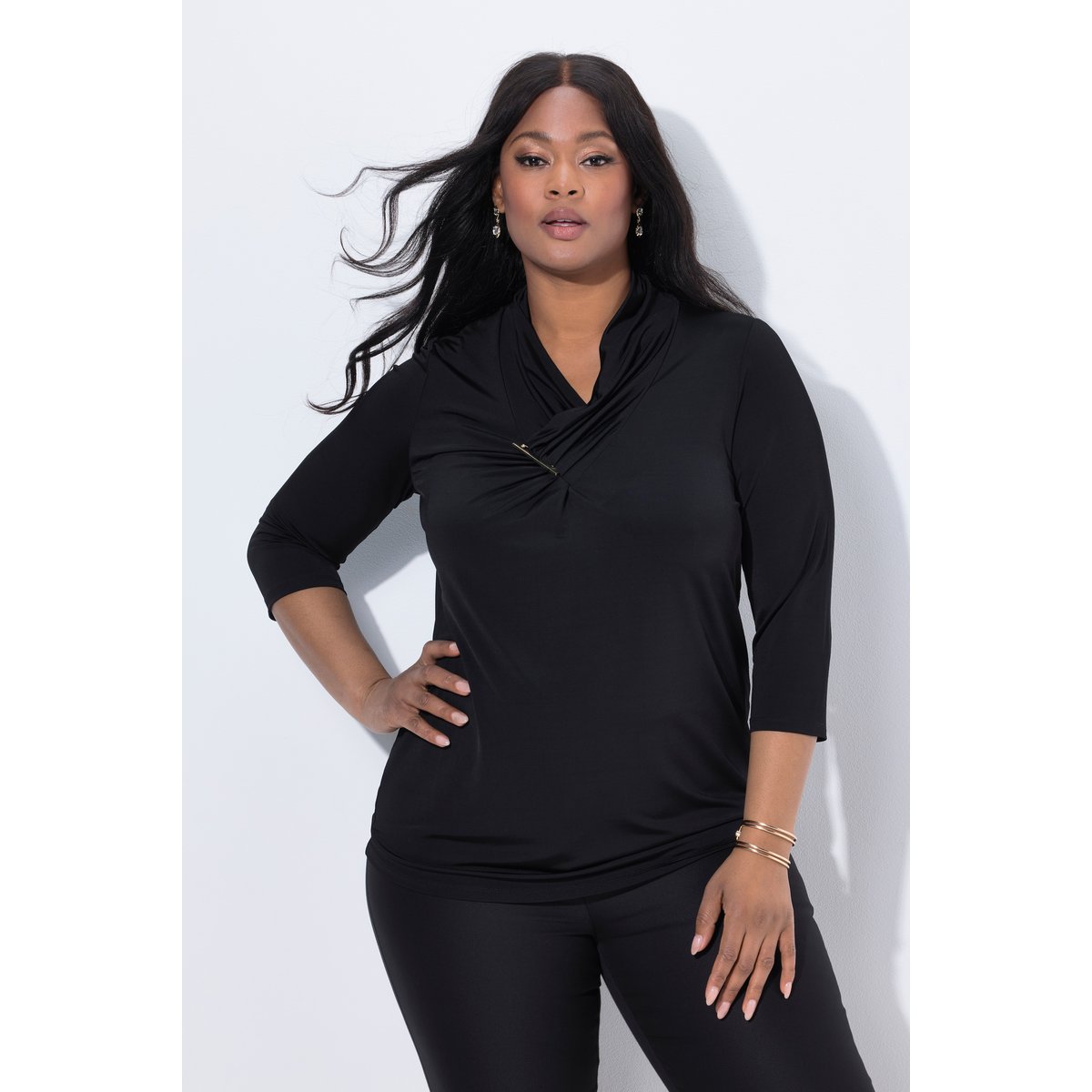 T-shirt en tissu fluide à col bénitier noir, ULLA POPKEN