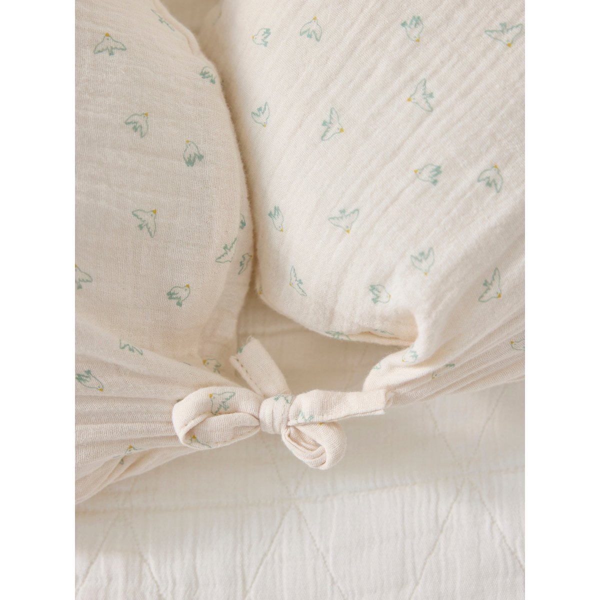 Coussin d'allaitement imprimé hirondelles, CYRILLUS