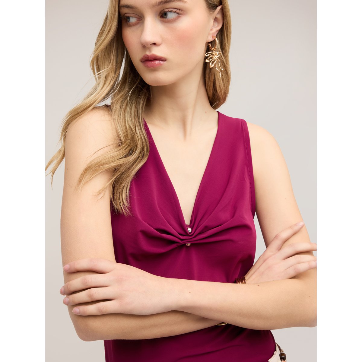 Top avec décolleté en V drapé et piercing fuchsia, MOTIVI