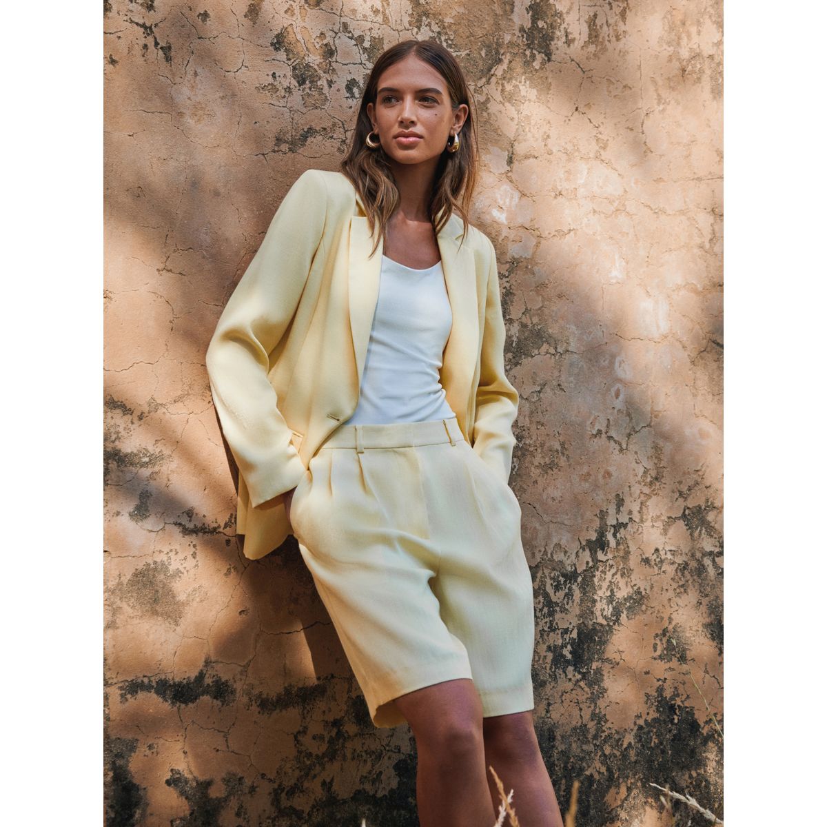 Bermuda tailleur en tissu froissé jaune, NEXT