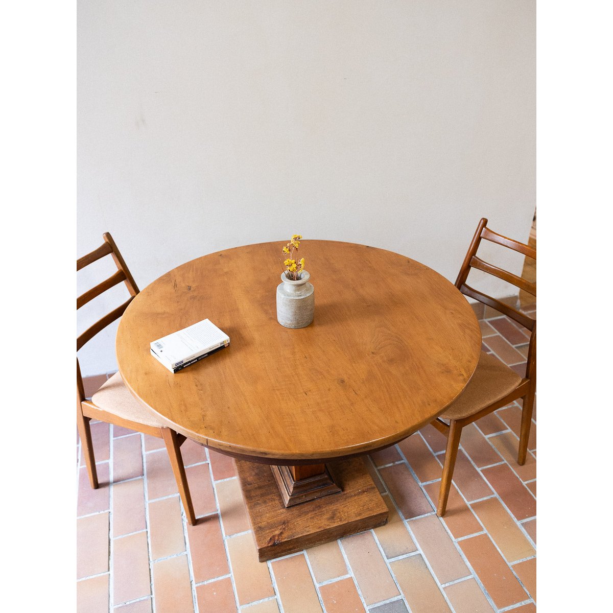 Mposante table à manger Romy N°1465 - Bon état marron, DEBONGOUT