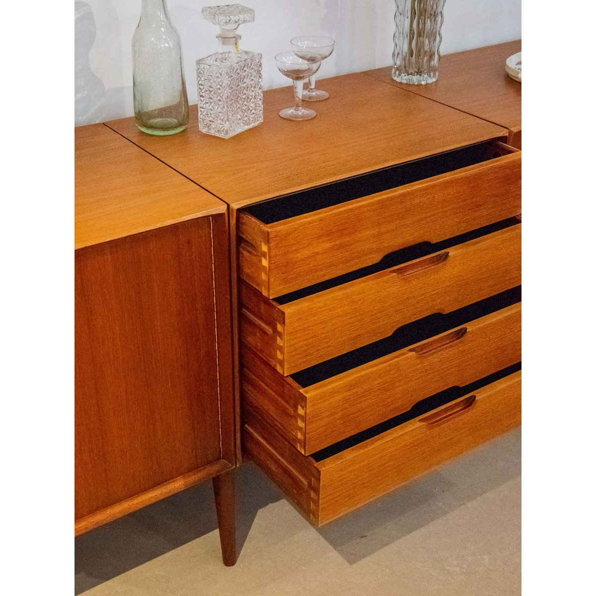 Longue enfilade en bois clair Margaret N°430 - Bon état bois foncé, DEBONGOUT
