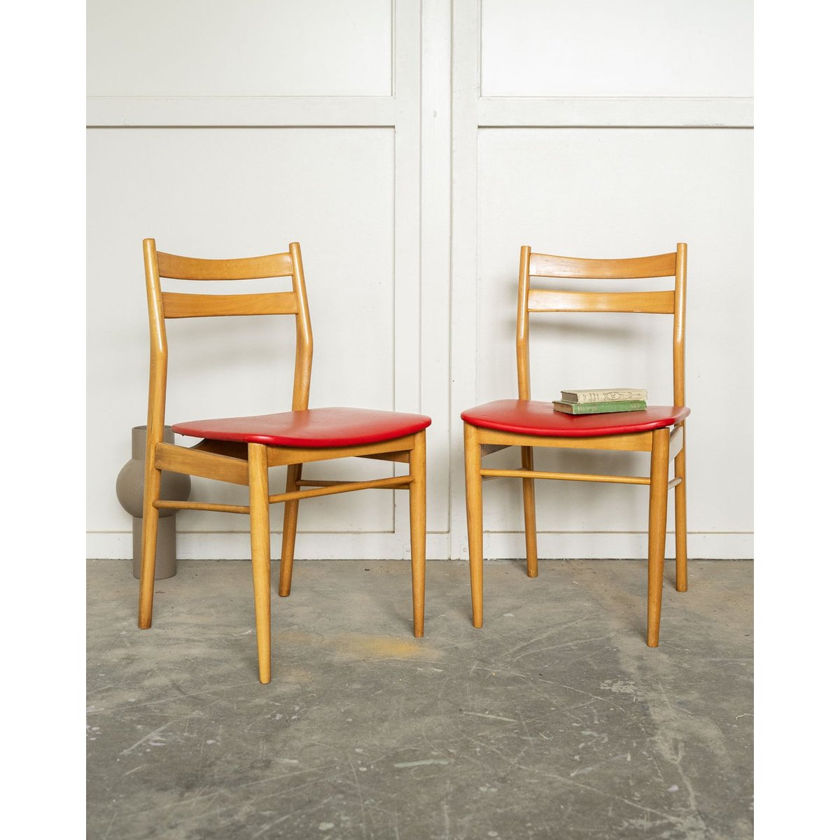 Paire de chaises scandinaves Alma N°2000 - Bon état bois clair, DEBONGOUT