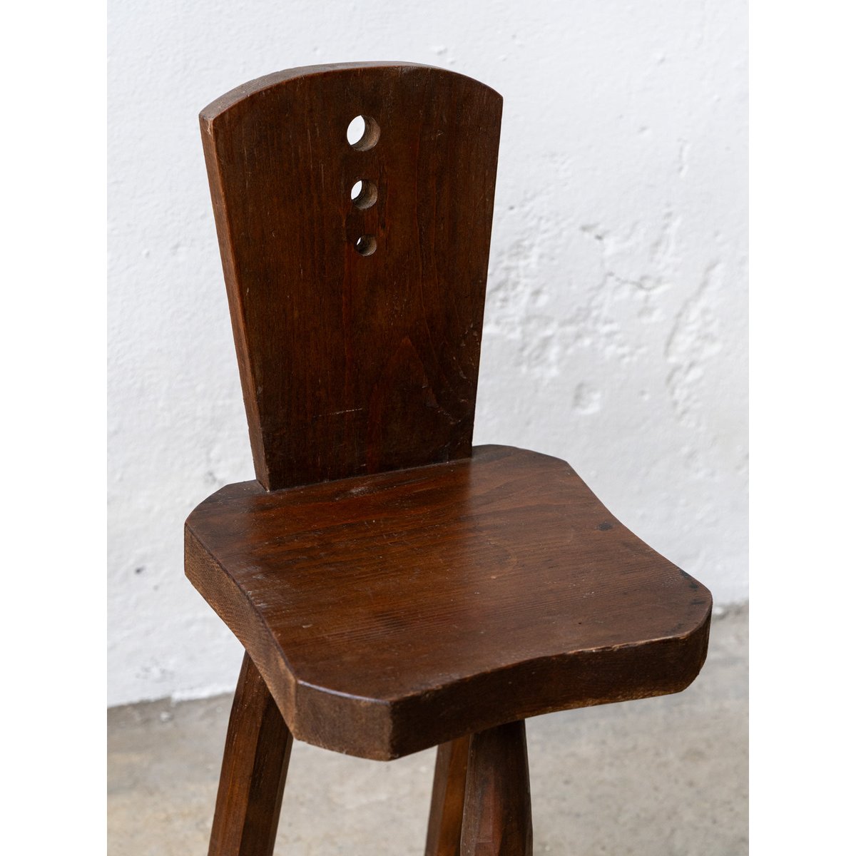 Chaise primitive en bois massif Claude N°1697 - Bon état bois foncé, DEBONGOUT