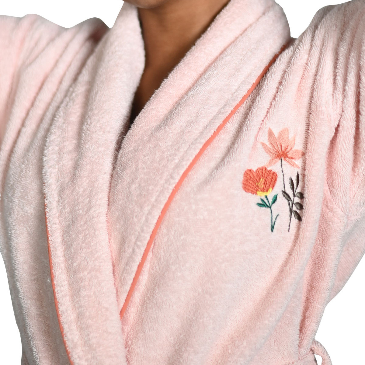 Peignoir brodé col châle 420 g/m² ANGELICA poudre, SENSEI MAISON