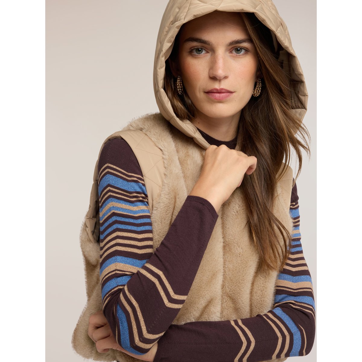 Gilet avec capuche et empiècements matelassés beige, MOTIVI