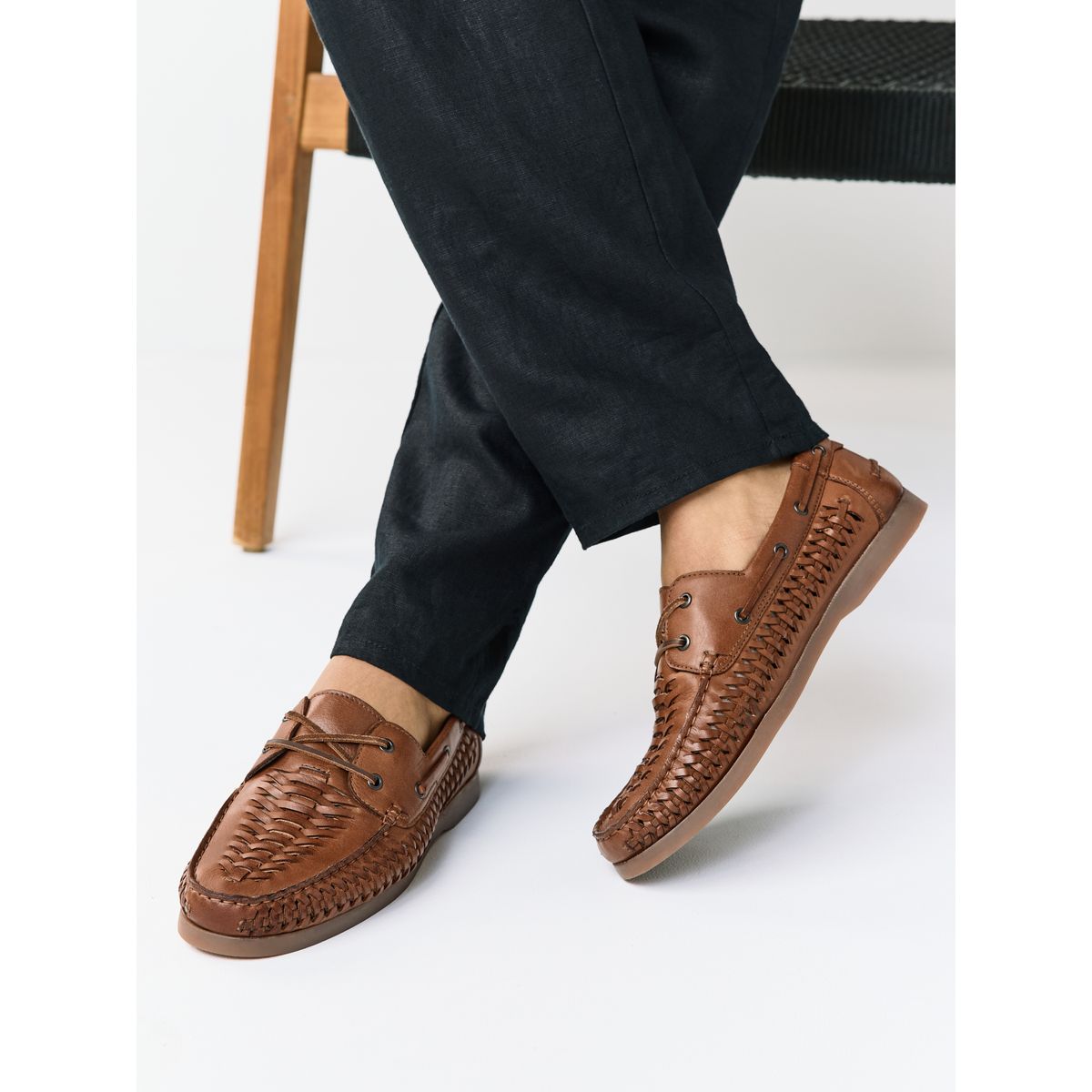 Chaussures bateau en cuir tressé marron fauve, NEXT