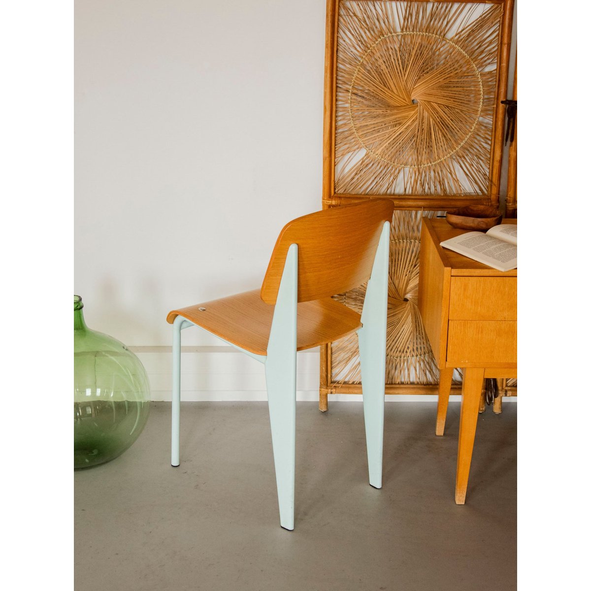 Chaise scandinave aux pieds bleu ciel Alma N°1921 - Bon état bleu clair, DEBONGOUT