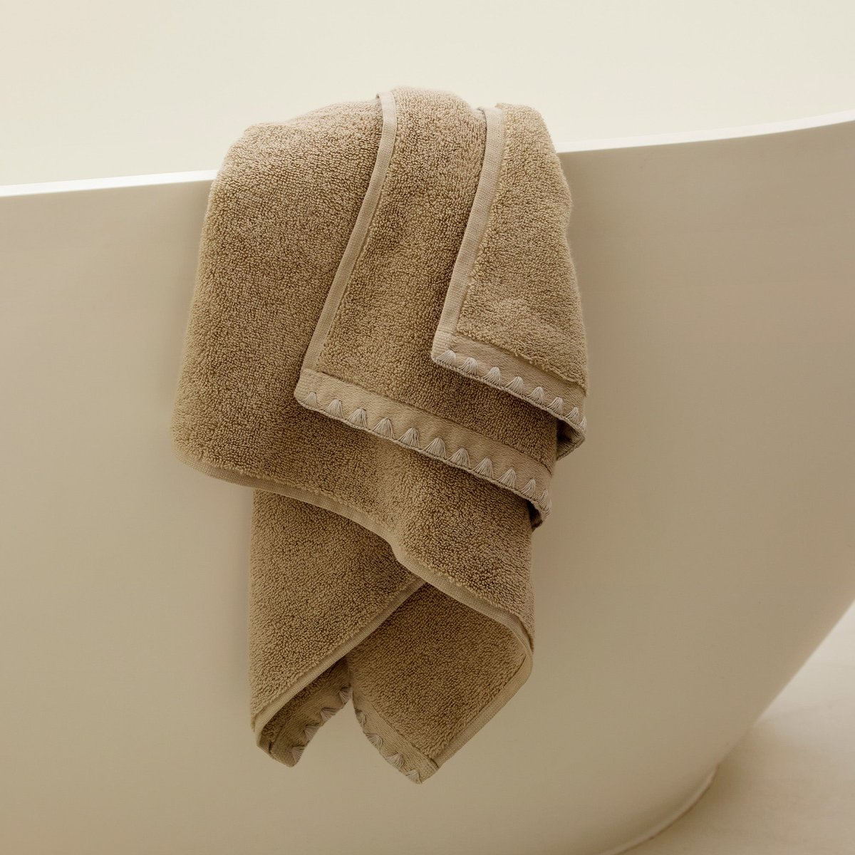 Serviette De Toilette en Éponge unie et point feston triangulaire NERYDA beige lin, MADURA