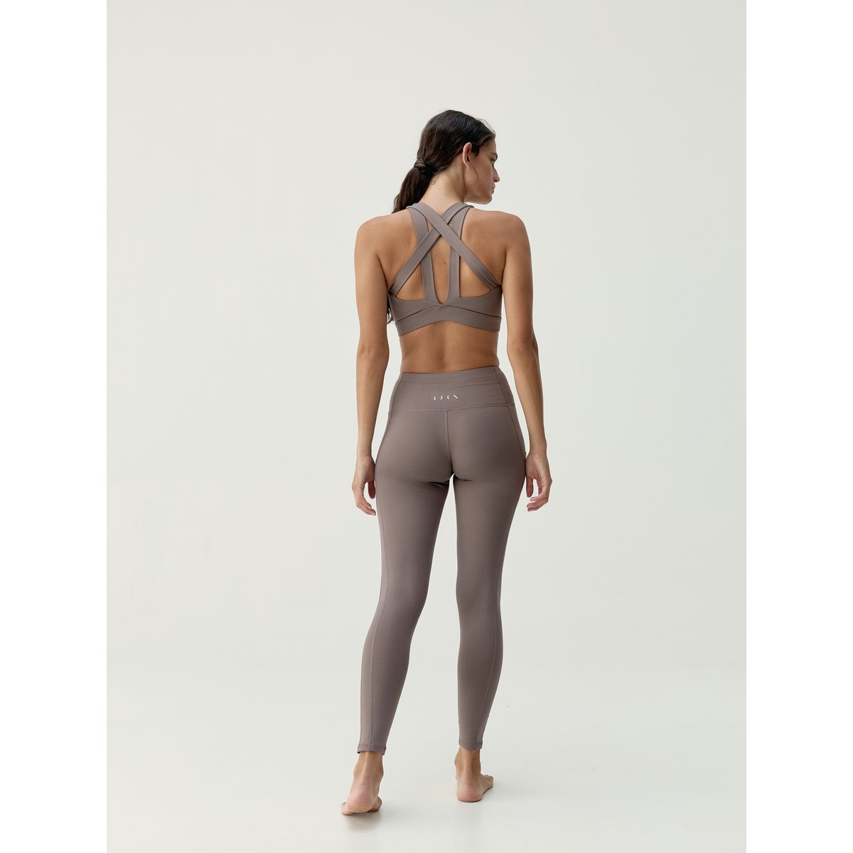 Brassière de sport femme Asura Maintien élevé bretelles coussinets amovibles marron taupe, BORN