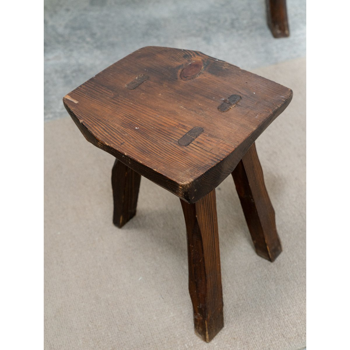 Table brutaliste et ses cinq tabourets Ange N°25 - Bon état bois foncé, DEBONGOUT
