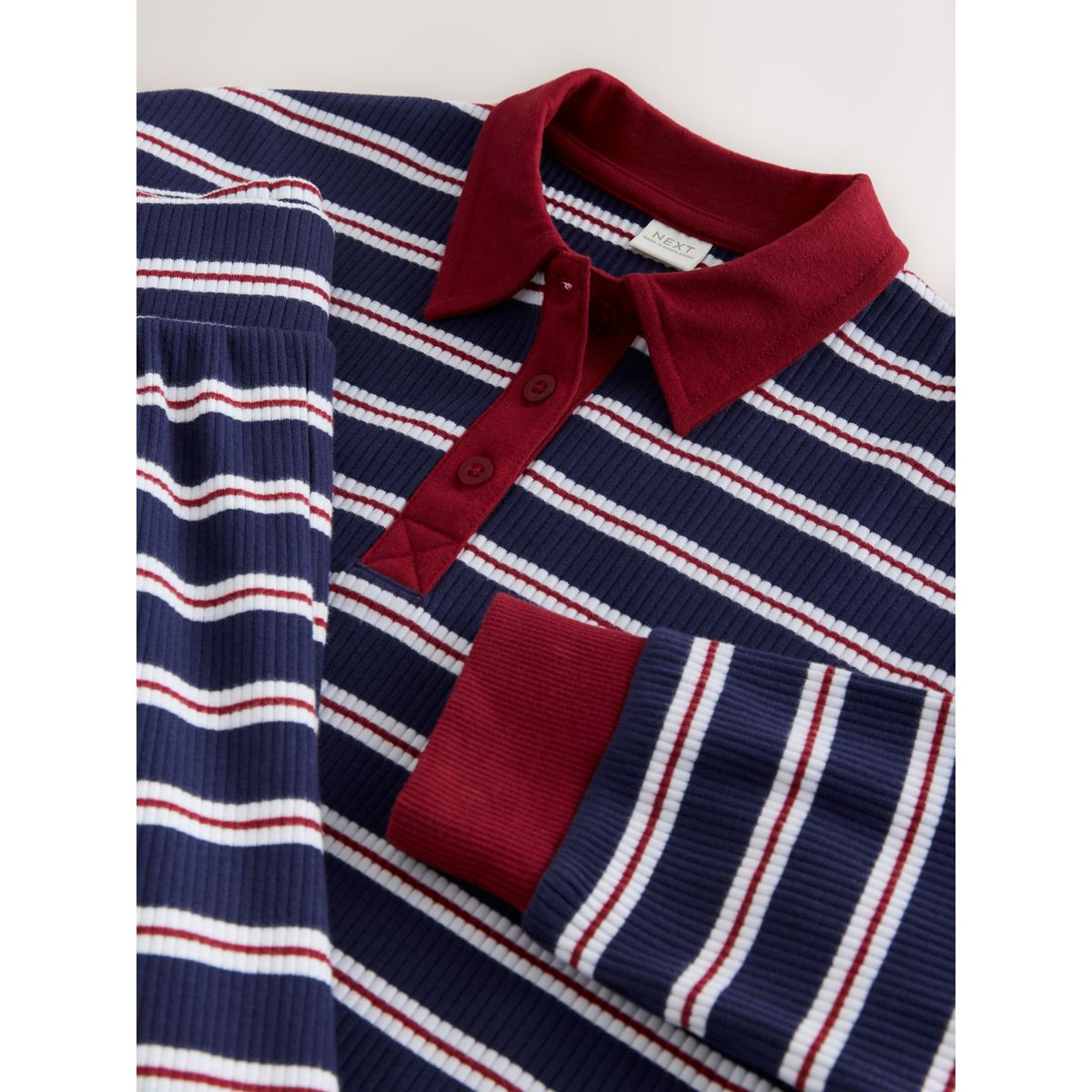 Ensemble haut style rugby et pantalon large bleu marine/rouge, NEXT