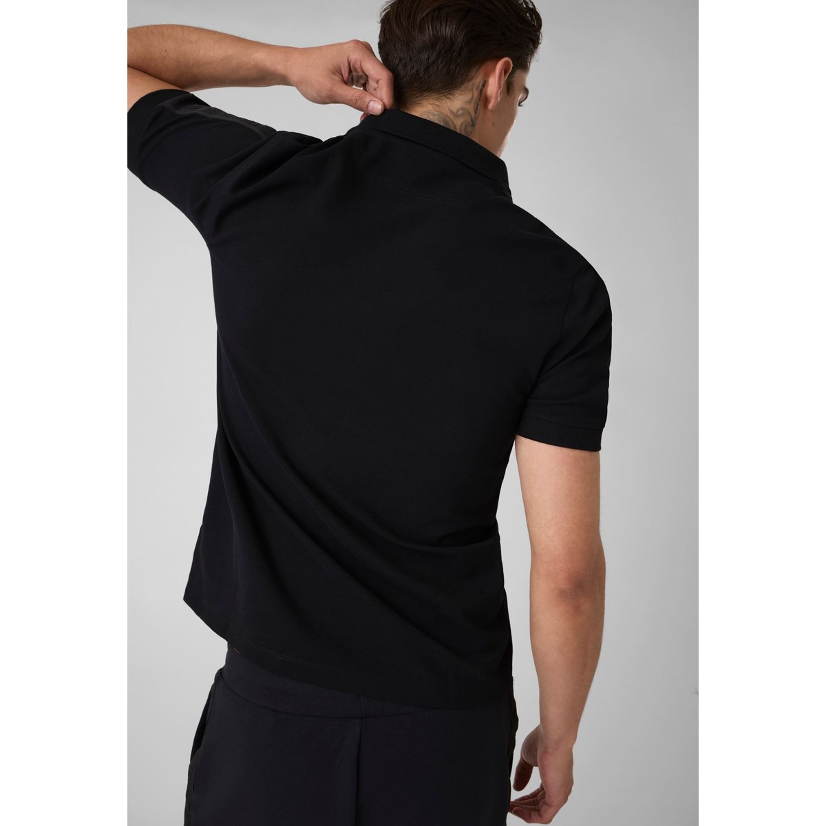 Polo noir, GUESS