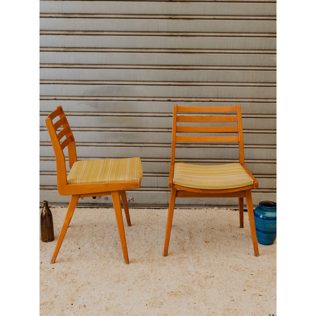 Paire de chaises en bois et tissu vert Alma N°2122 - Bon état bois foncé, DEBONGOUT
